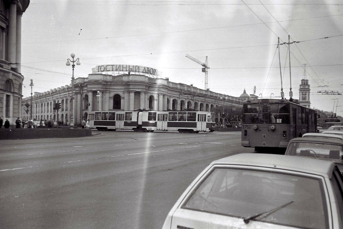 Sankt Petersburg, LVS-80 Nr. 9006; Sankt Petersburg, ZiU-682V-012 [V0A] Nr. 3752; Sankt Petersburg — Historic tramway photos; Sankt Petersburg — Historical trolleybus photos