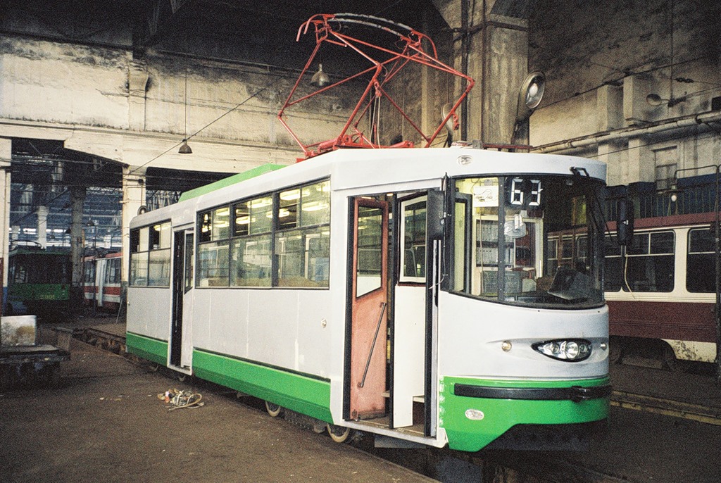 Moscou, 71-135 (LM-2000) N°. 0001; Saint-Pétersbourg — New PTMZ trams