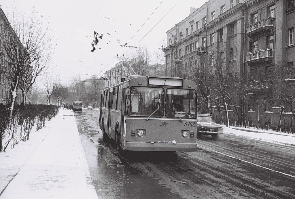 Saint-Pétersbourg, ZiU-682V [V00] N°. 3742; Saint-Pétersbourg — Historical trolleybus photos