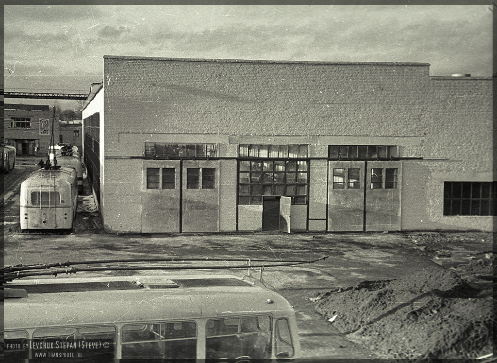 Černihiv, ZiU-5D č. 164; Černihiv — Historical photos of the 20th century; Černihiv — Trolleybus depot infrastructure
