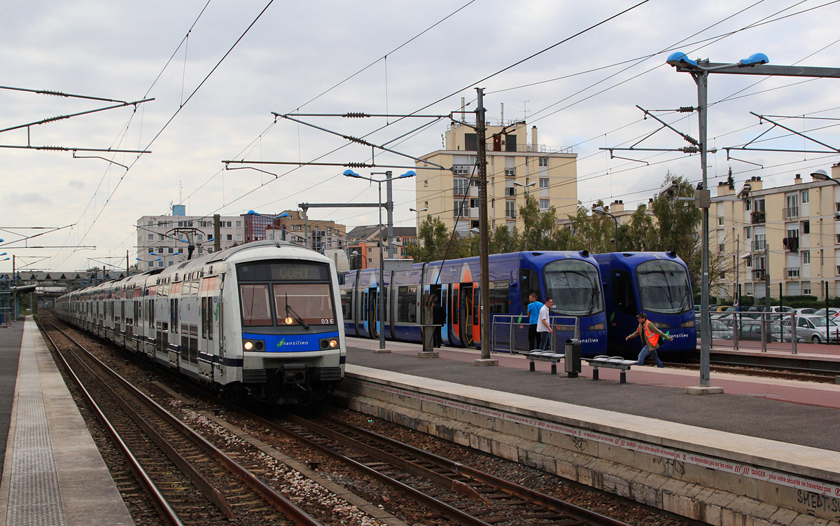 Париж -  Версаль -  Ивелин — Трамвайная линия Т4; Париж -  Версаль -  Ивелин — Электропоезда RER — Линия E