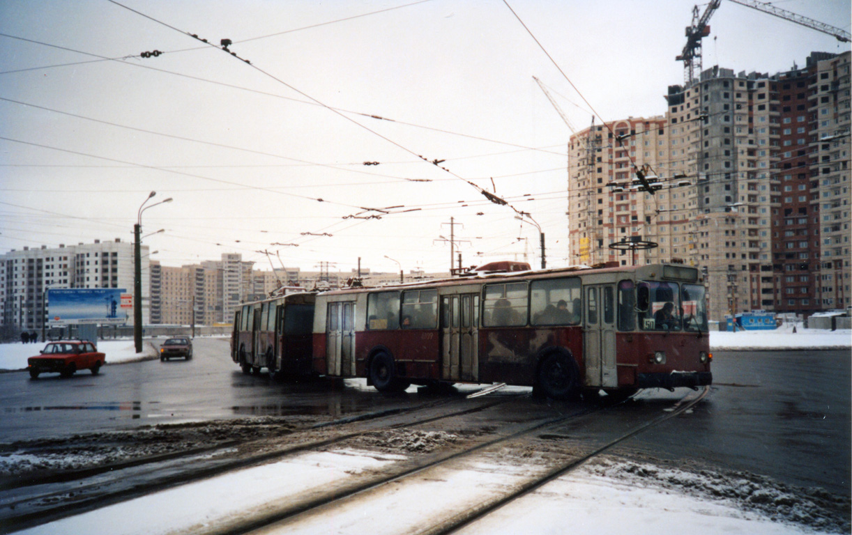 Старо комендантская. Троллейбусный поезд ЗИУ 682. Комендантская площадь в 1990 году. Троллейбус СПБ 1995. Комендантская площадь 2000.