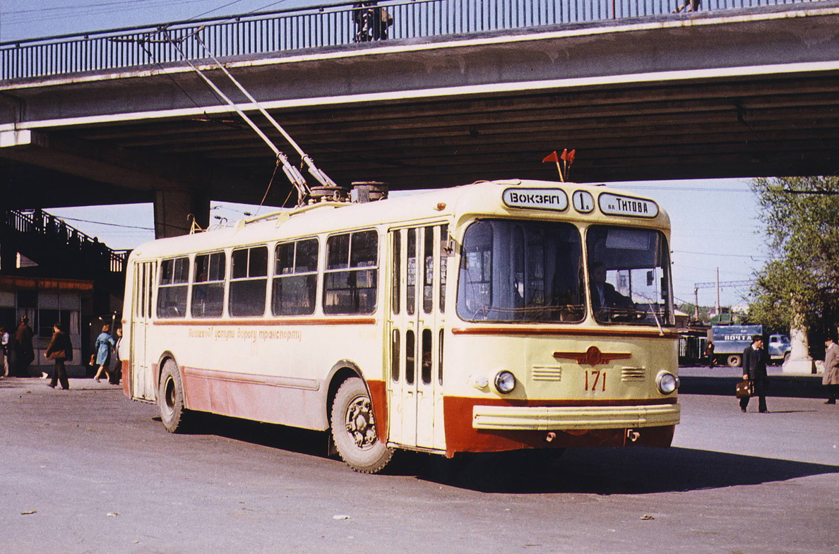 Пятый троллейбус. ЗИУ-5 троллейбус. ЗИУ 5 2308. Первый троллейбус ЗИУ. Троллейбус СССР ЗИУ.