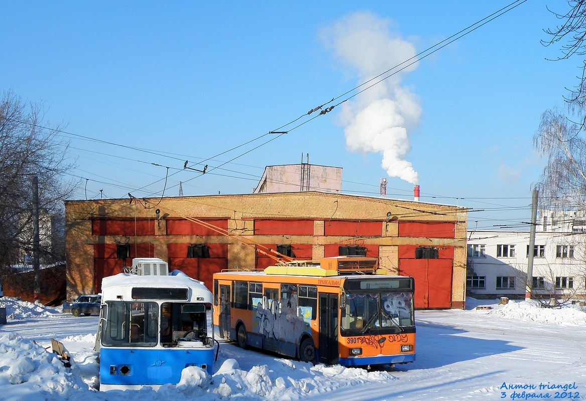 Nizhny Novgorod, ZiU-682V [V00] № 3591; Nizhny Novgorod, VMZ-52981 № 3901