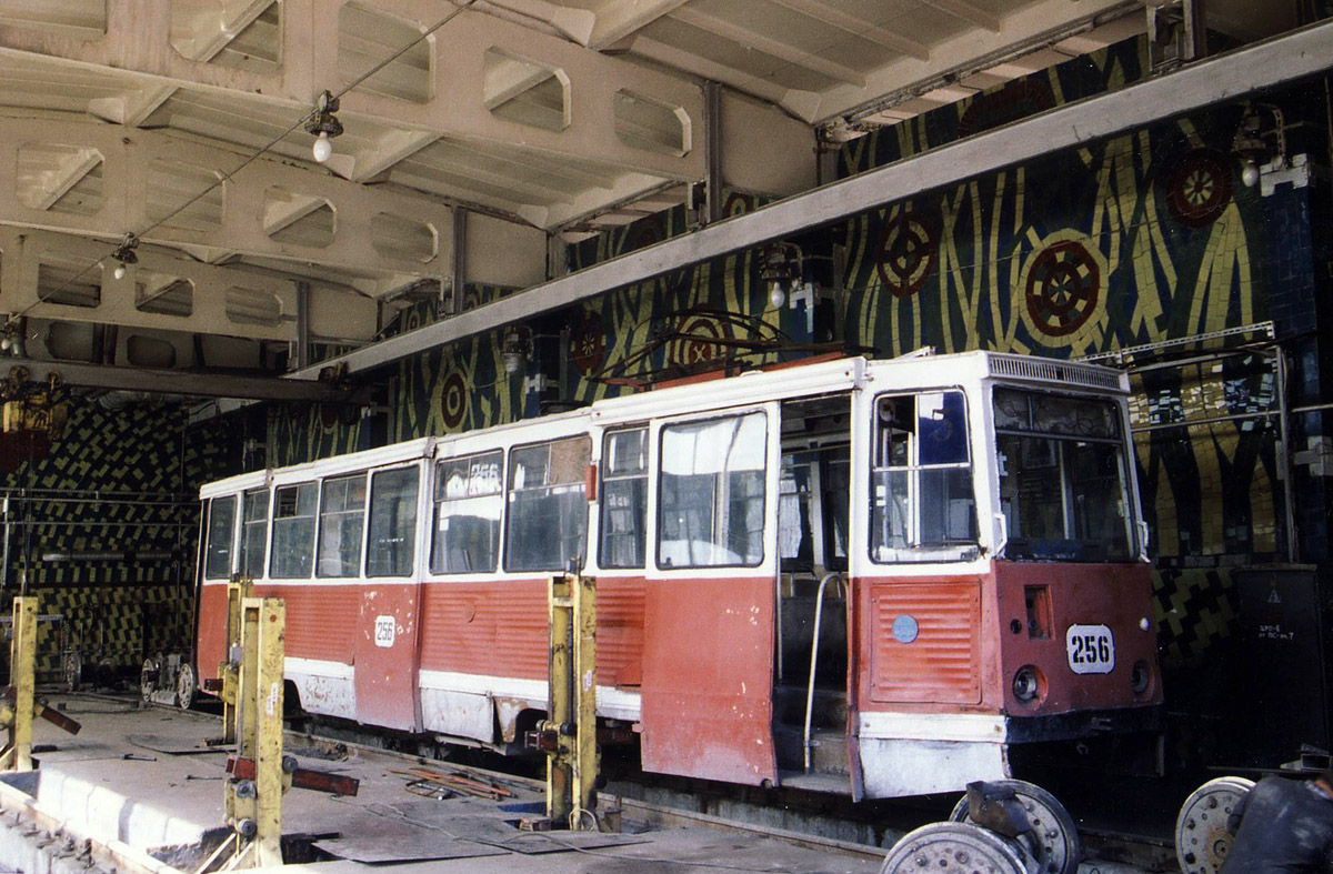 Omsk, 71-605 (KTM-5M3) Nr. 256; Omsk — Tram Depot # 2