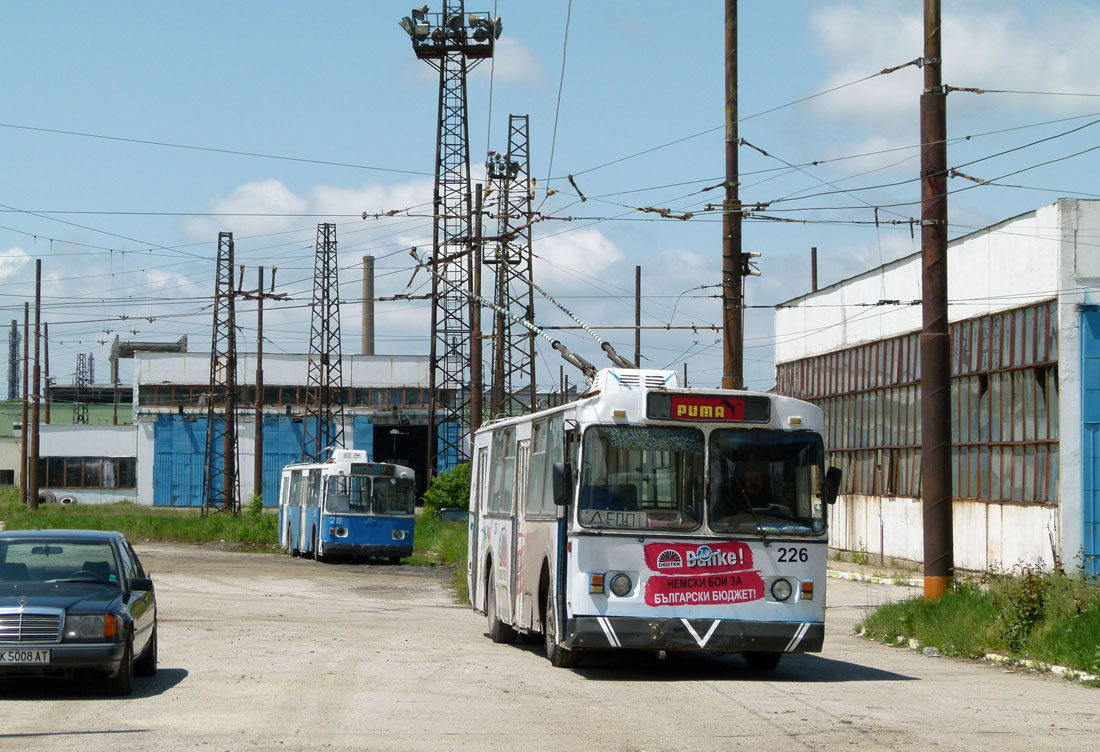 Pernik, ZiU-682V1UA № 219; Pernik, ZiU-682V1UA № 226; Pernik — Depot; Pernik — Trolleybus ZIU 682.