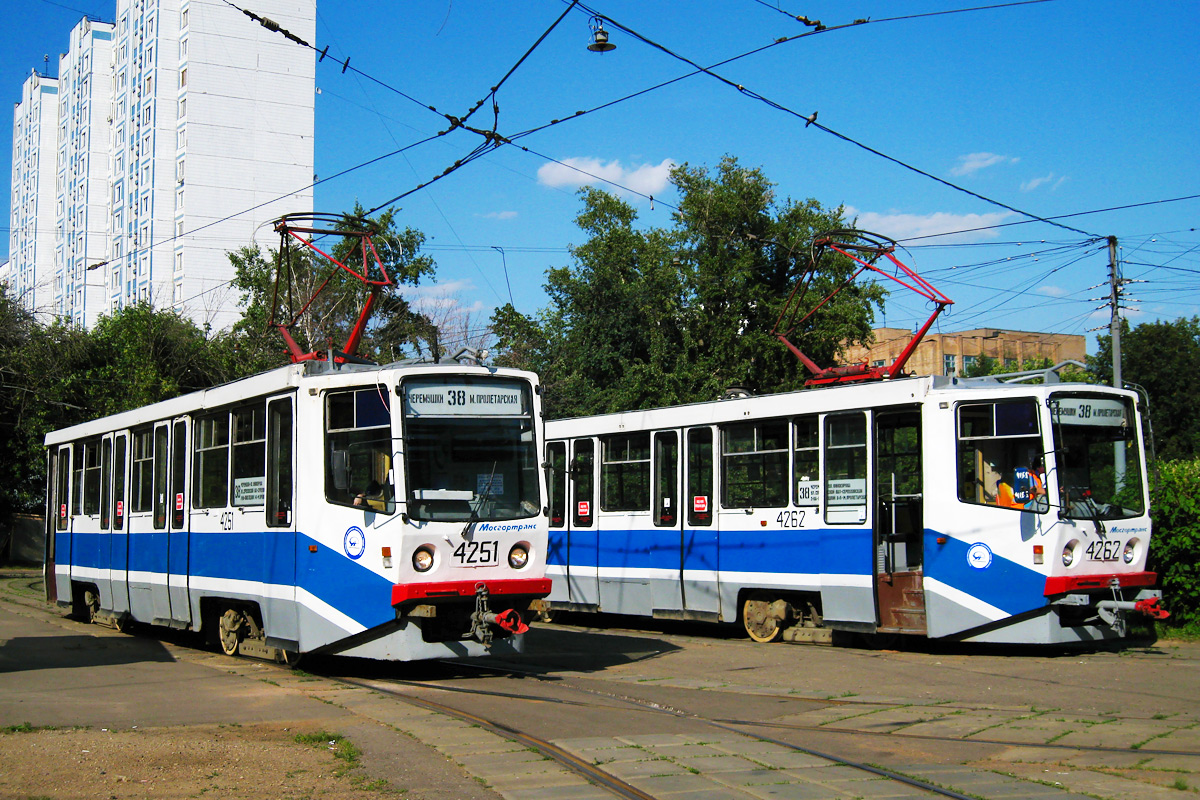Трамвай 2 омск. Трамвай КТМ 8 модель. Трамвай 71-608км Новосибирск. 71-608к (КТМ-8). Московский трамвай КТМ.