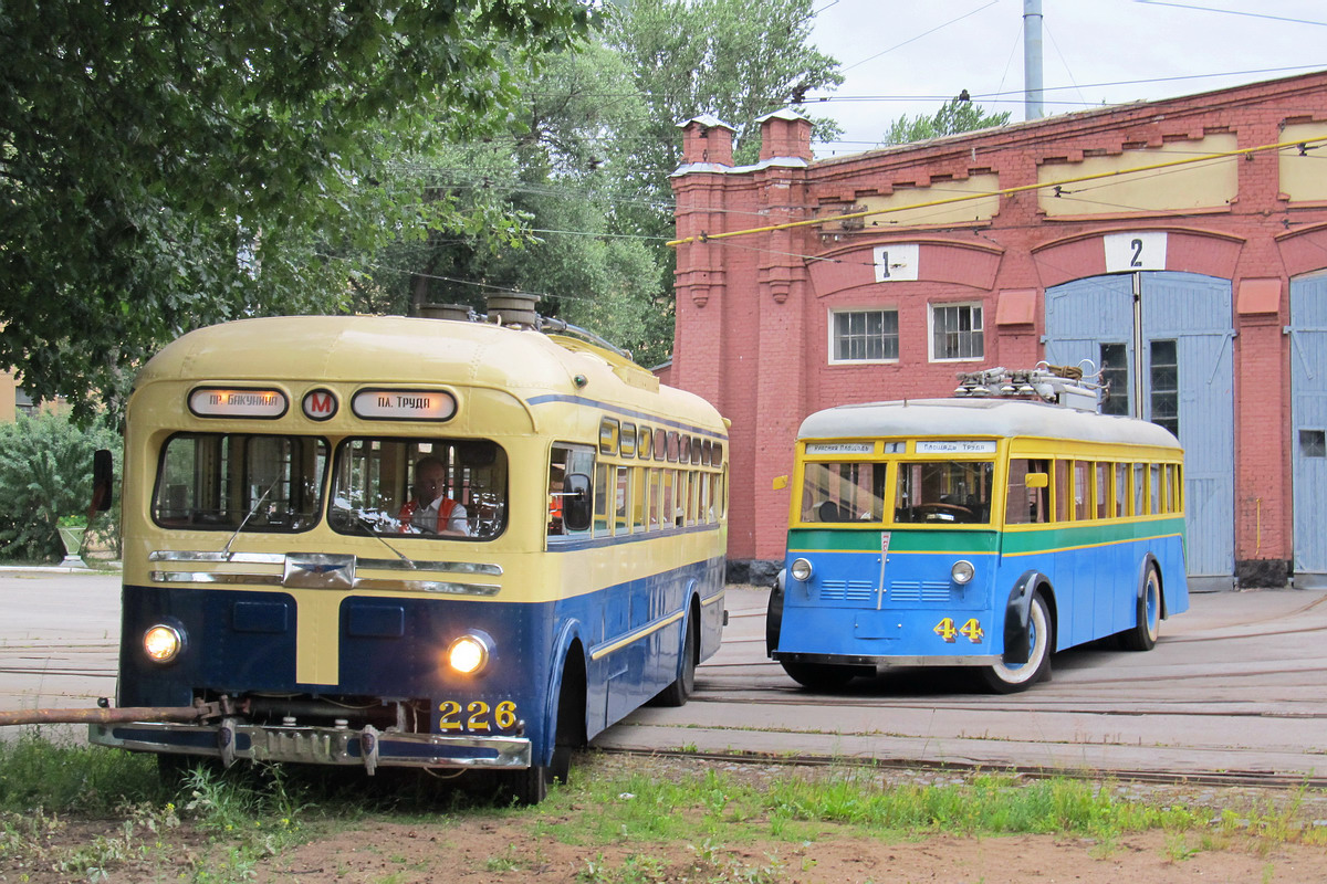 Санкт-Петербург, МТБ-82Д № 226; Санкт-Петербург, ЯТБ-1 № 44