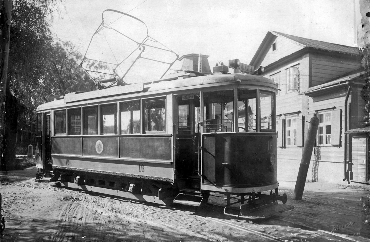 Движение трамвая 20. Двухосный трамвай. Трамвай 20 века. Таллин трамвай. Таллин трамвай старый город.