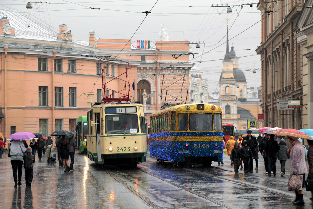 Petrohrad, LM-68M č. 2423; Petrohrad, LM-57 č. 5148; Petrohrad — Petersburg tram 105 anniversary, parade of cars