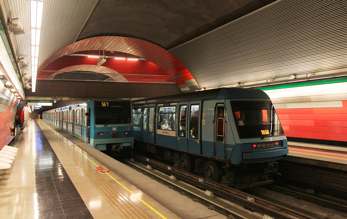 Сантьяго, Alstom NS-74 № 3007; Сантьяго, Alstom NS-93 № 2057; Сантьяго — Метрополитен — линия 5