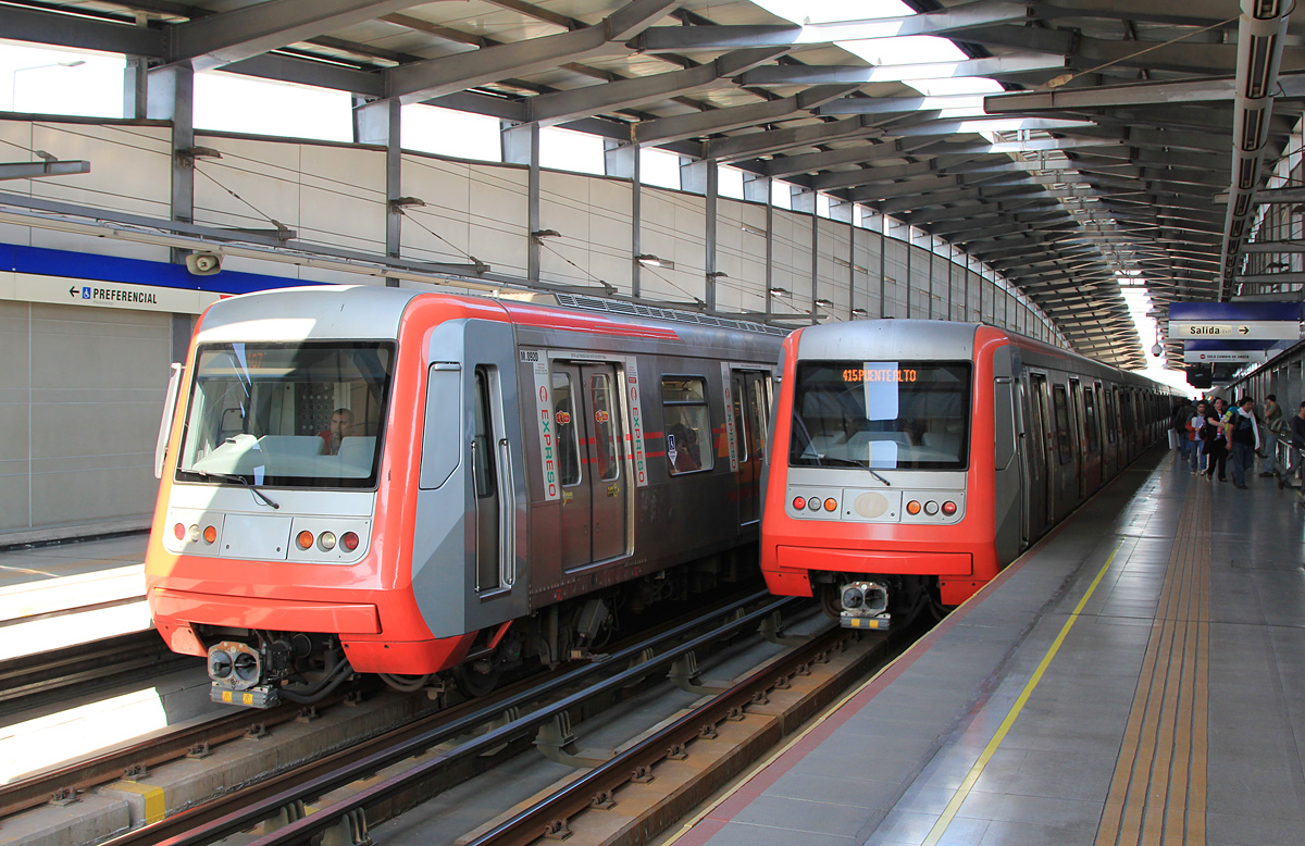 Сантьяго, Alstom Metropolis AS-2002 № M0920; Сантьяго, Alstom Metropolis AS-2002 № M0810; Сантьяго — Метрополитен — линия 4/4A