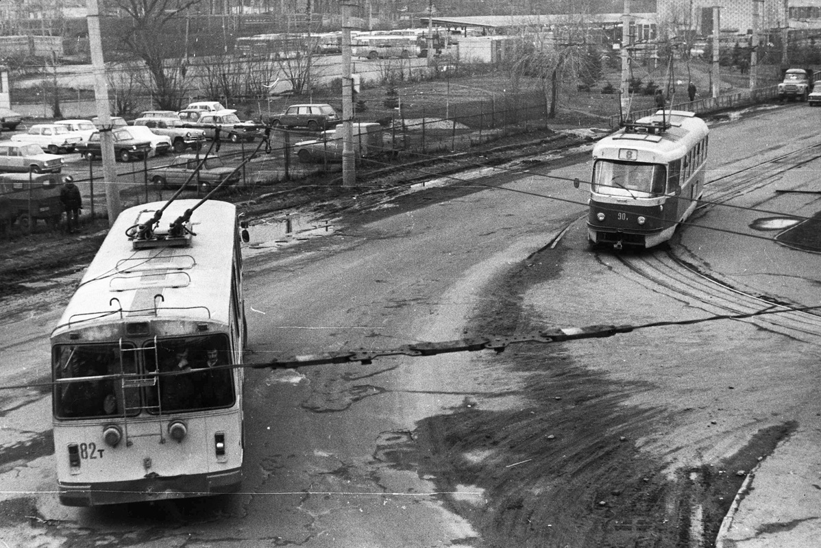 Tverė, ZiU-682V [V00] nr. 82; Tverė — Old photos (1917–1991); Tverė — Streetcar terminals and rings; Tverė — Trolleybus lines: Moskovsky district