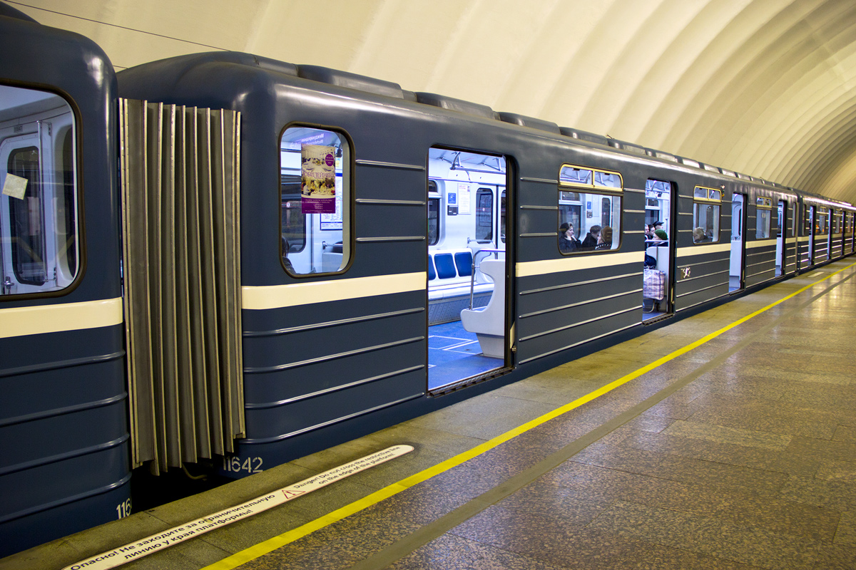 Поезд в метро спб