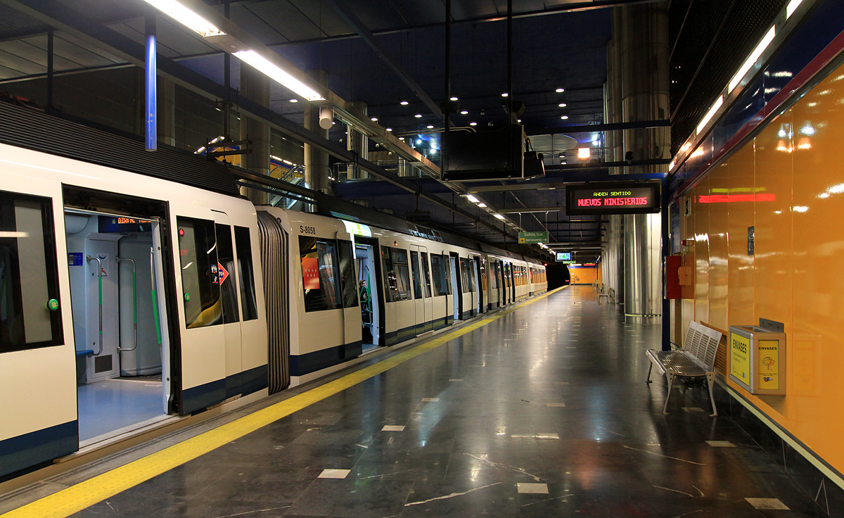 Кольцевая линия метро мадрид. Метро Мадрида. Вагоны метро в Мадриде. Метро Мадрид 8 линия. Метро Мадрида 2024.