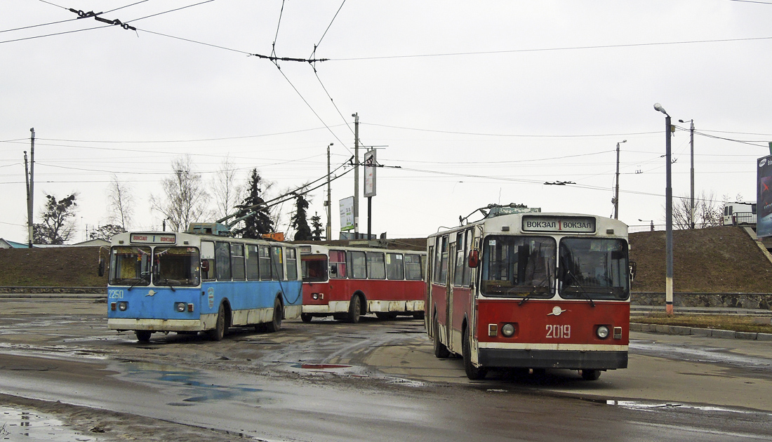 Zhytomyr, ZiU-682V-013 [V0V] č. 2019; Zhytomyr, ZiU-682V [V00] č. 2250; Zhytomyr, ZiU-682V-012 [V0A] č. 2273