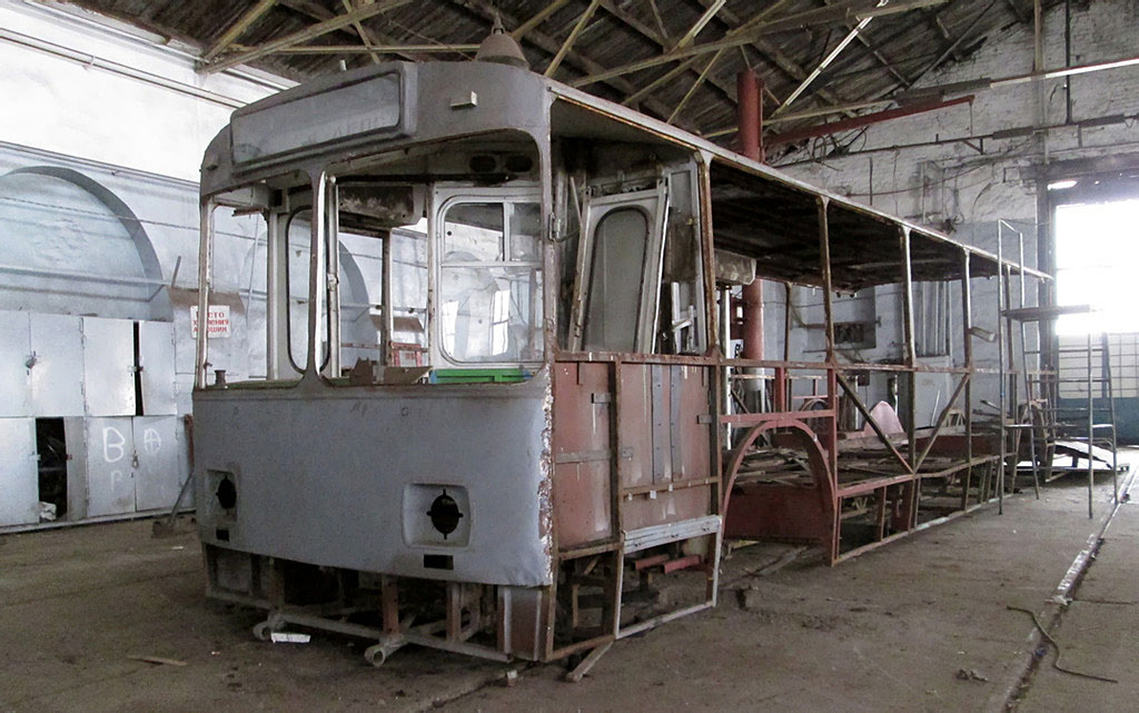 Charcyźk, ZiU-682V Nr 023; Dniepr — Car Maintenance Workshops