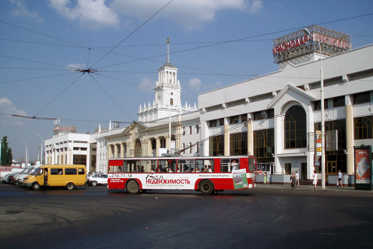 Автовокзал краснодар привокзальная. Железнодорожный вокзал Краснодар, Краснодар, Привокзальная площадь, 1. Краснодар Привокзальная площадь 1 Железнодорожный вокзал Краснодар-1. ЖД вокзал Краснодар Привокзальная площадь. Площадь вокзала Краснодар-1.