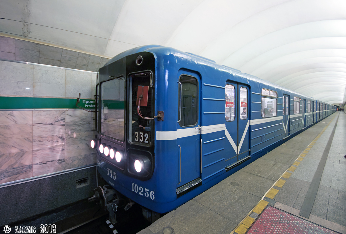 Синий метрополитен. Метровагон 81-717 двери. Вагоны метро Петербургский метрополитен. Метровагон в Питере. Вагон метро СПБ сбоку.