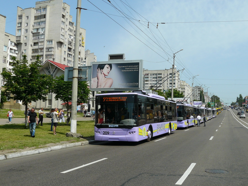 Кременчуг, ЛАЗ E183A1 № 209; Кременчуг — Презентация новых троллейбусов ЛАЗ-Е183 и ЛАЗ-Е301 (31.05.2013)
