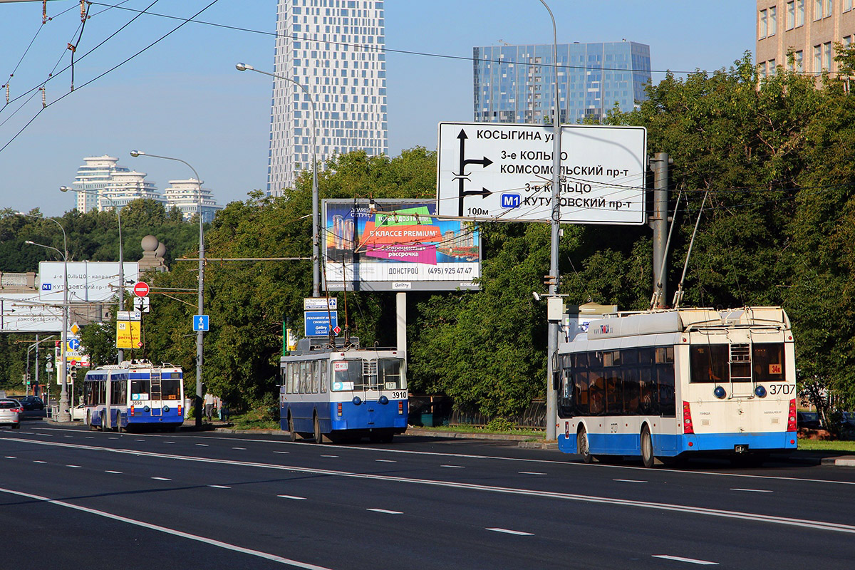 Moscow, ZiU-682GM1 (with double first door) # 3910; Moscow, Trolza-5265.00 “Megapolis” # 3707