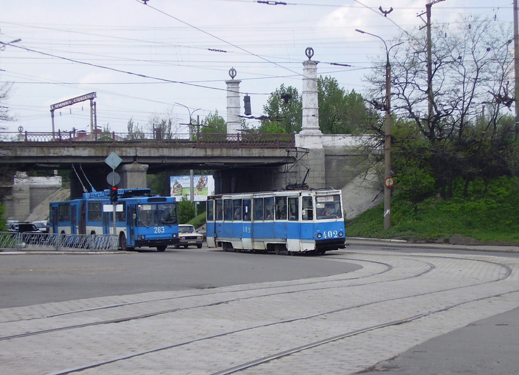 Horlivka, YMZ T1 nr. 263; Horlivka, 71-605 (KTM-5M3) nr. 402