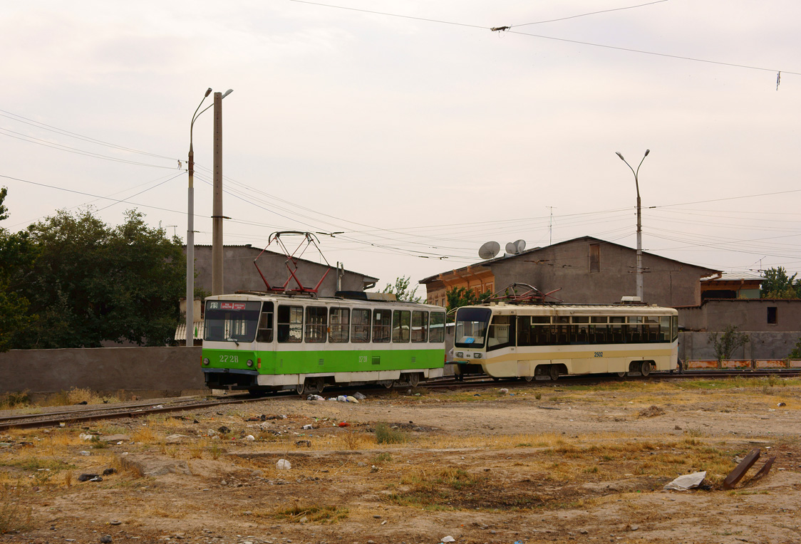 Tashkent, Tatra T6B5SU nr. 2728; Tashkent, 71-619KT nr. 2502