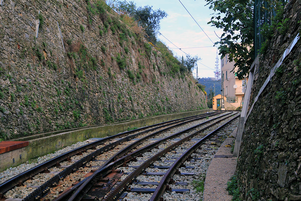 Genoa — Ferrovia a cremagliera Principe-Granarolo