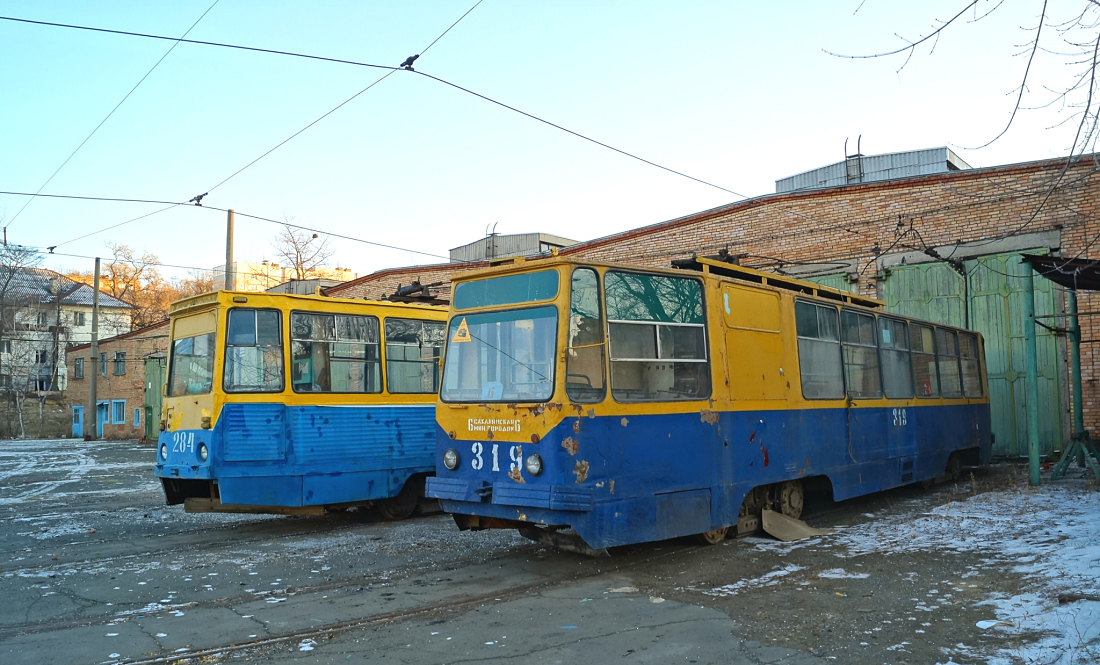 Владивосток, 71-605А № 284; Владивосток, 71-132 (ЛМ-93) № 319
