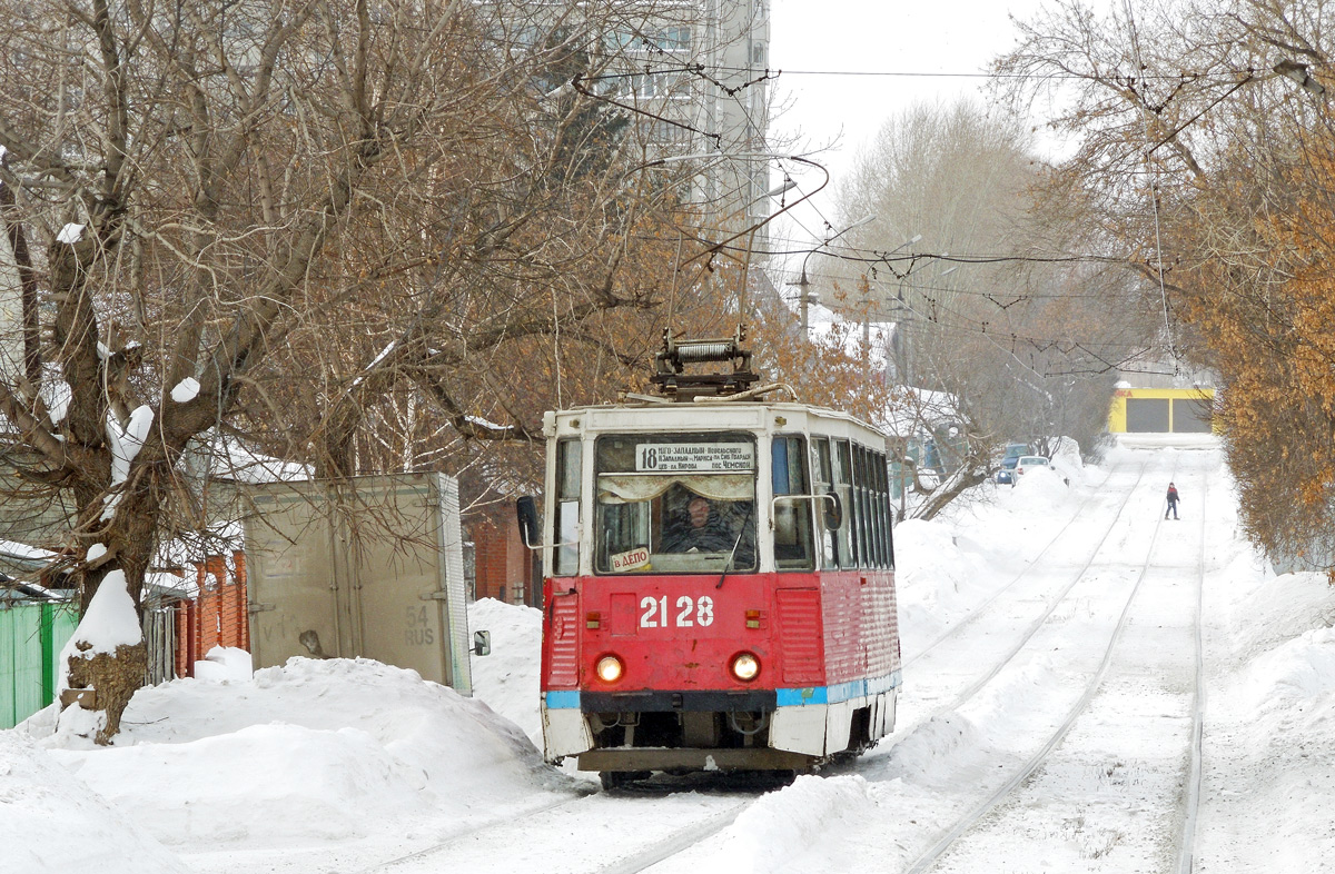 Движение трамваев 18. Трамвай КТМ 5 Новосибирск. Трамвай Новосибирск 2128. Трамвай 71-605 №2128 Новосибирск. Трамвай 2002 Новосибирск.