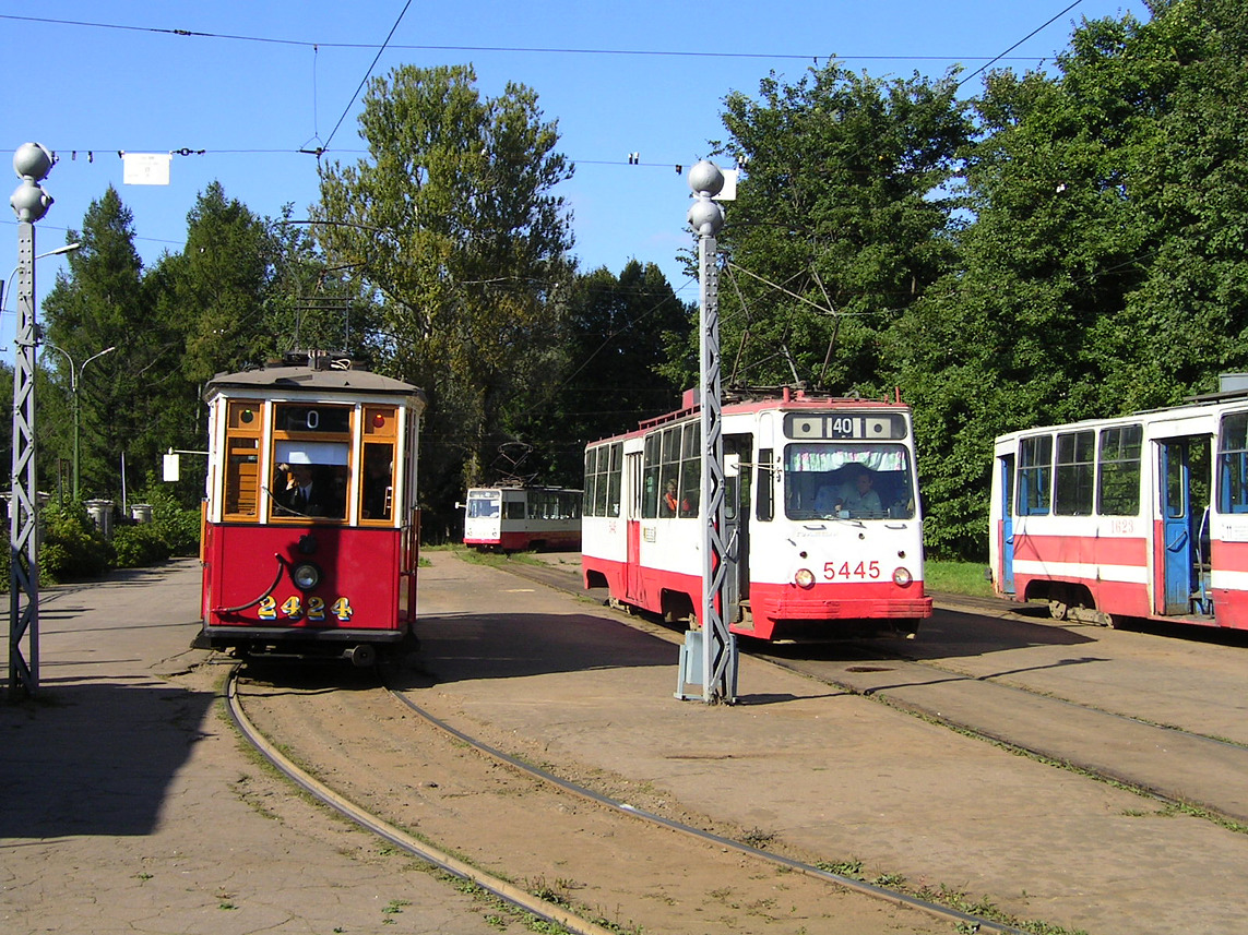 Санкт-Пецярбург, МС-4 № 2424; Санкт-Пецярбург, ЛМ-68М № 5445