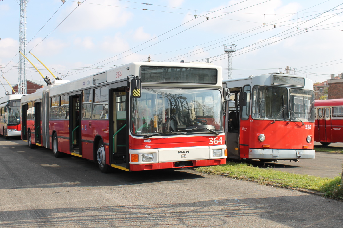 Budapešť, Gräf & Stift J09 NGE152 č. 364; Budapešť, ZiU-682UV č. 920; Budapešť — Trolleybus depot