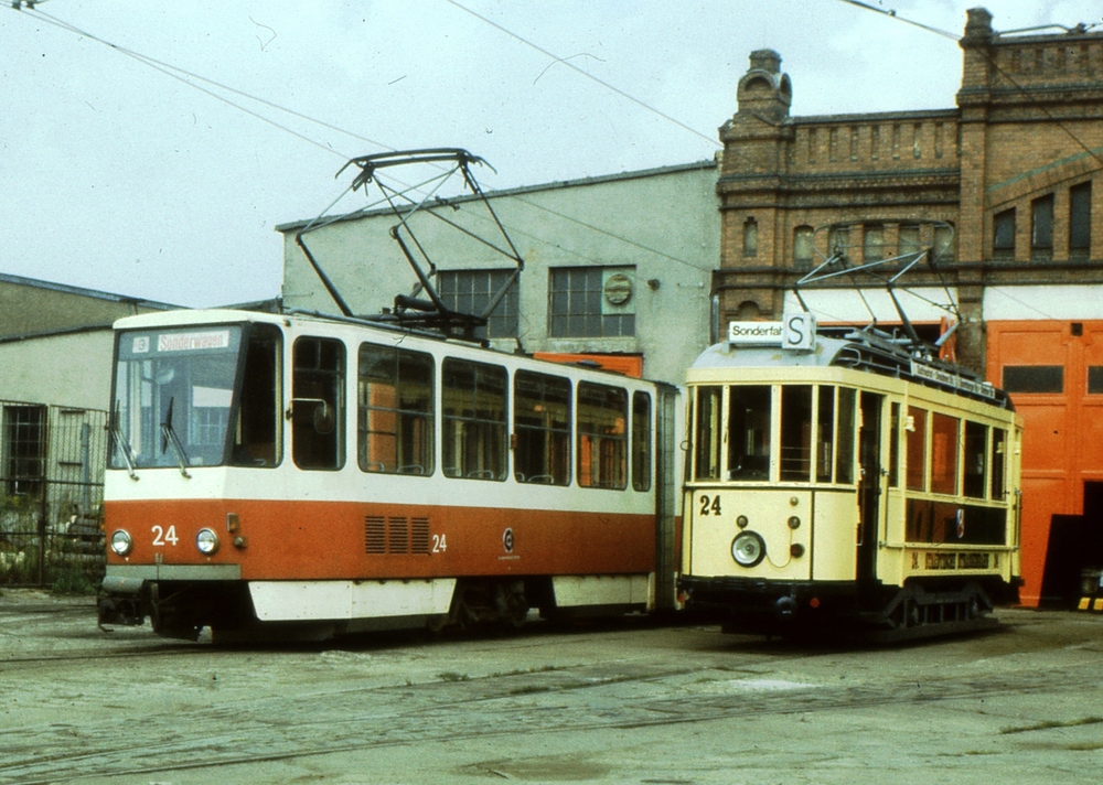 Котбус, Двухосный моторный WUMAG/AEG № 24; Котбус, Tatra KT4D № 24; Котбус — Старые фотографии