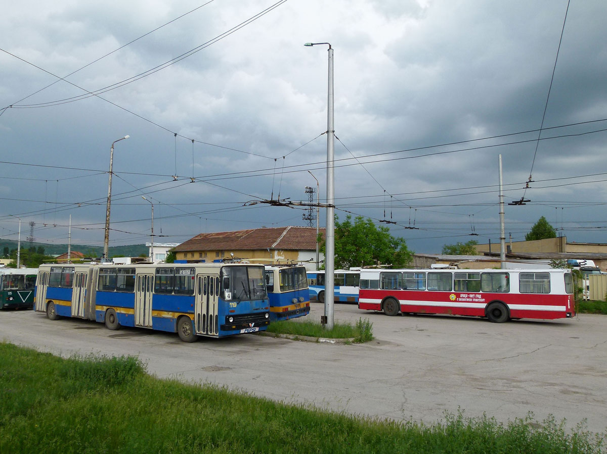 Враца, Ikarus 280.92 № 119; Враца, ЗиУ-682В1УБ № 107; Враца — Тролейбусно депо