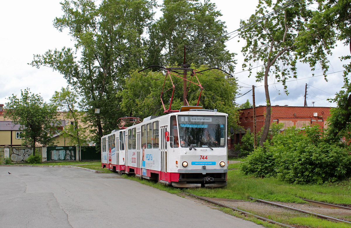 Jekatyerinburg, Tatra T6B5SU — 744