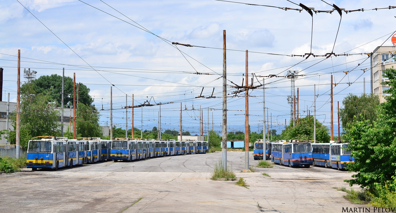 София — Бракуване на тролейбуси — Ikarus 280.92; София — Тролейбусно депо: [3] Левски