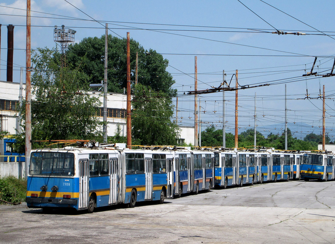 Sofia, Ikarus 280.92 № 2709; Sofia, Ikarus 280.92 № 2613; Sofia — Scrapping — Ikarus 280.92; Sofia — Trolleybus depot: [3] Levski