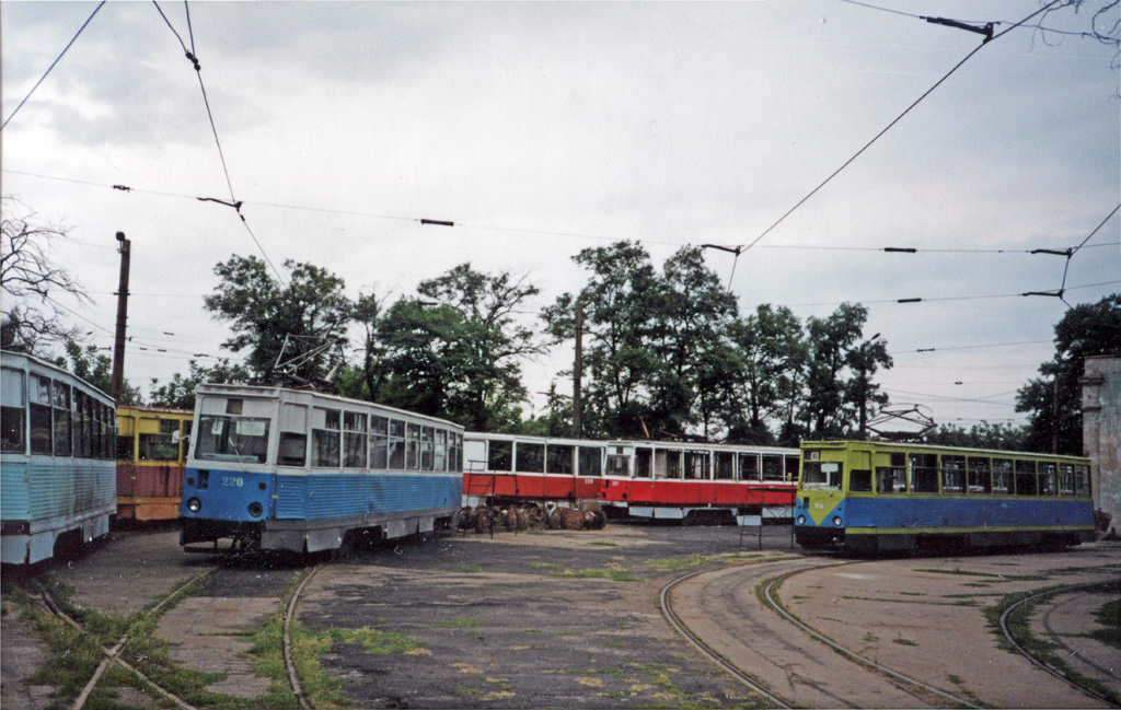 Makejevka, 71-605 (KTM-5M3) — 220; Makejevka, 71-605 (KTM-5M3) — 194; Makejevka — Photos from Sergei Tarkhov's collection — 30.08.2001
