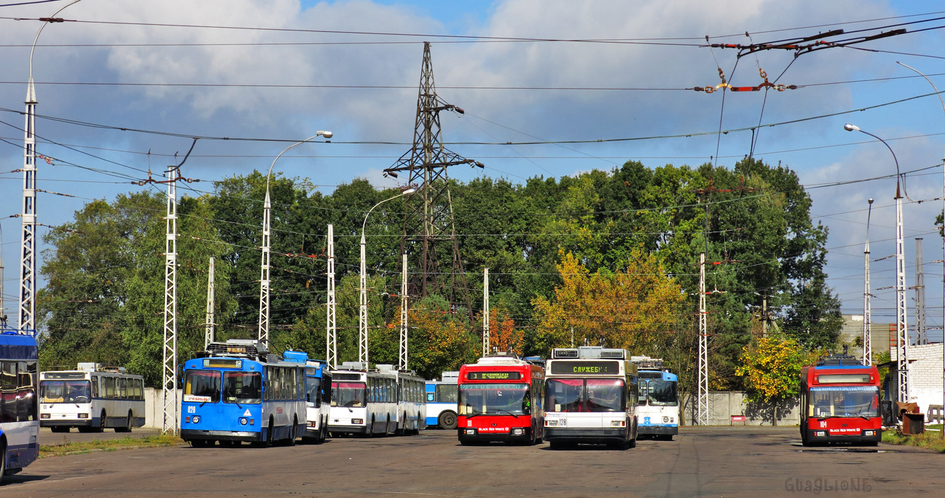 Брест, АКСМ 101 № 028; Брест, БКМ 32102 № 111; Брест, БКМ 221 № 128; Брест, БКМ 32102 № 104; Брест — Парк