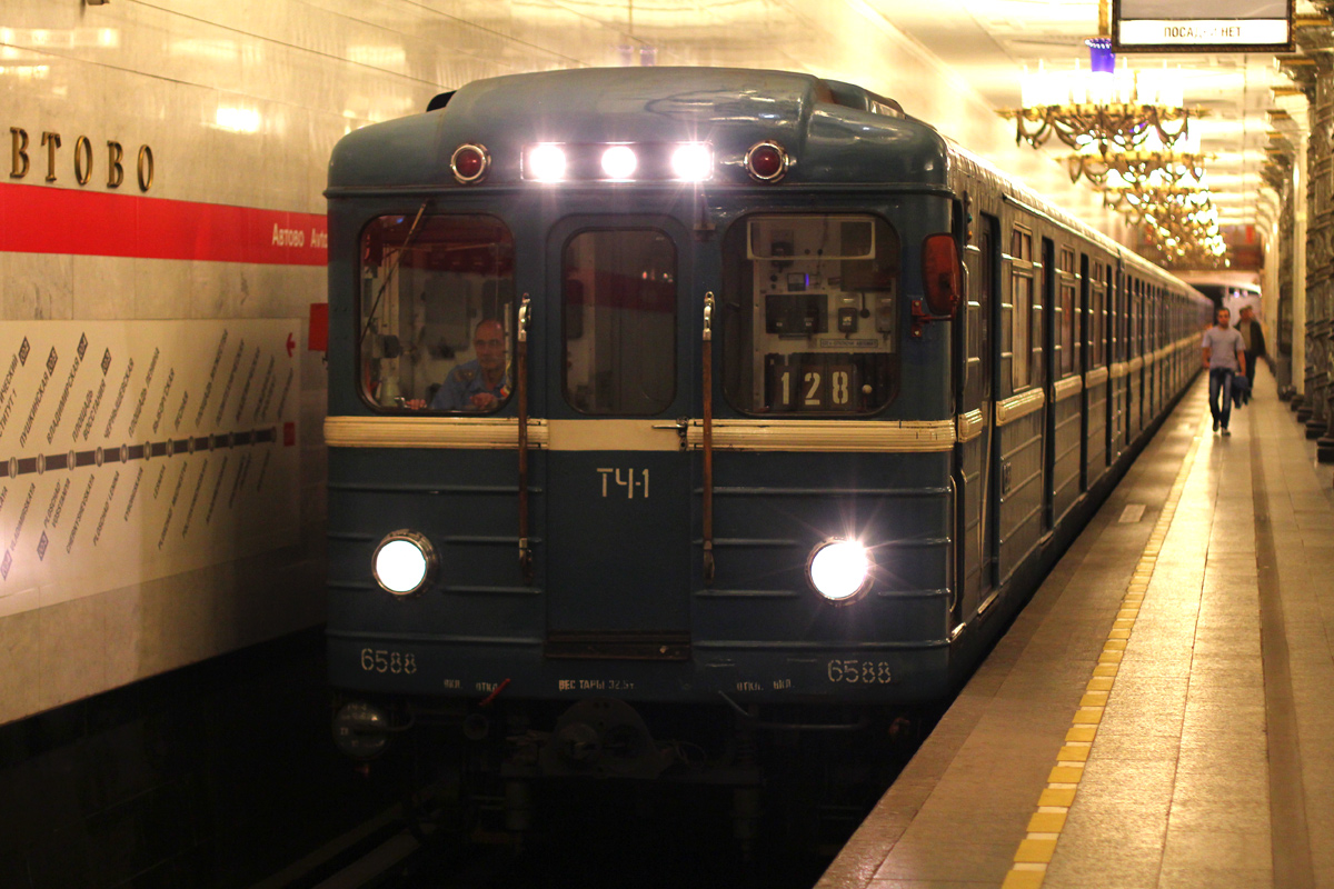 Поезд в метро спб