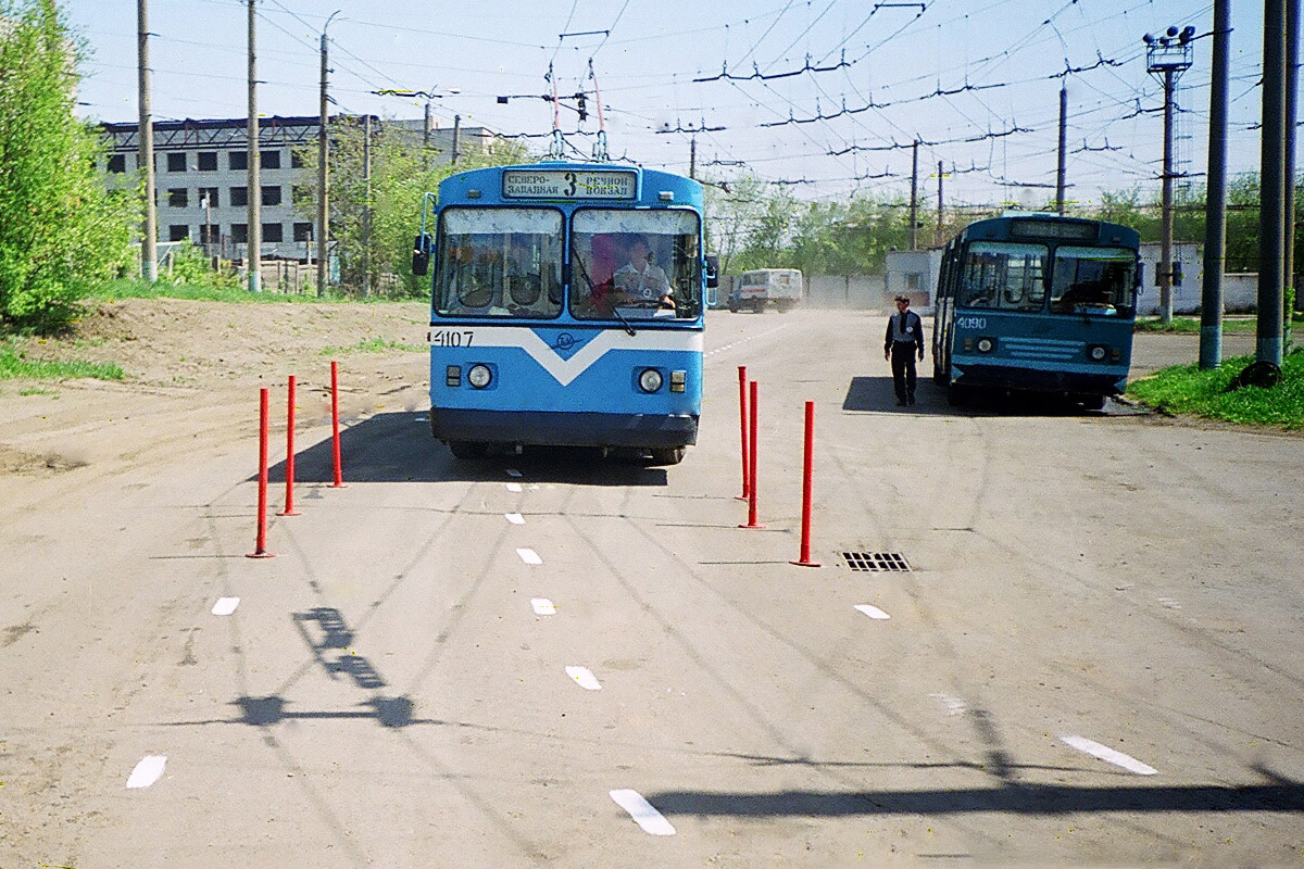 Барнаул, ЗиУ-682В-012 [В0А] № 4107; Барнаул, ЗиУ-682В-012 [В0А] № 4090; Барнаул — Конкурс водителей троллейбуса 2000 г.