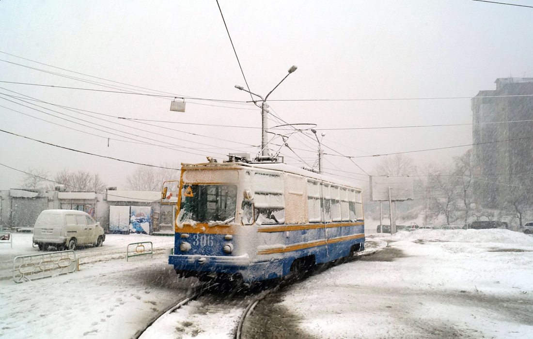 Vladivostok, 71-132 (LM-93) № 306; Vladivostok — Snowfalls