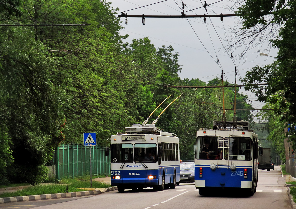 Moscow, Trolza-5275.05 “Optima” (KR MTrZ) № 2762; Moscow, ZiU-682GM1 (with double first door) № 2745