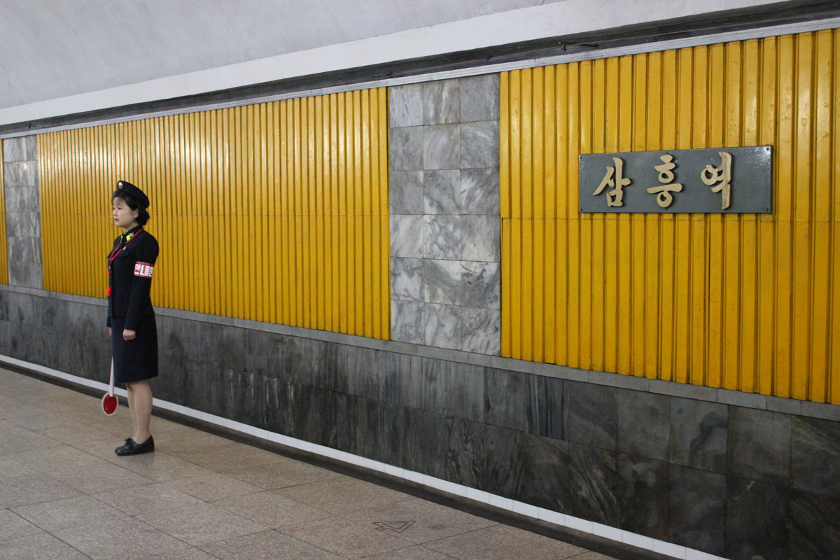 Пхеньян — линия 2 — станция Самхын (Три Начала); Пхеньян — Работники электротранспорта