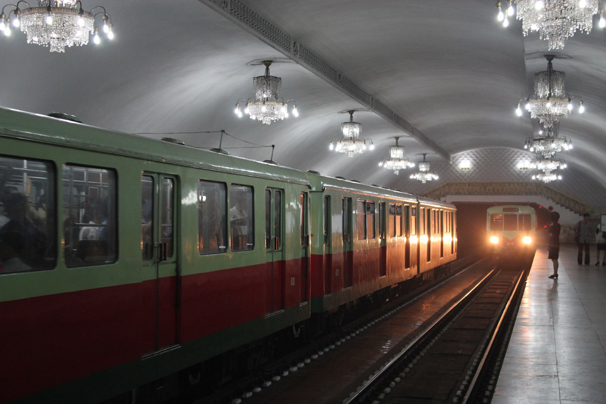 Пхеньян, BVG D № 831; Пхеньян, BVG D № 830; Пхеньян, BVG D № 825; Пхеньян — линия 2 — станция Консоль (Строительная)