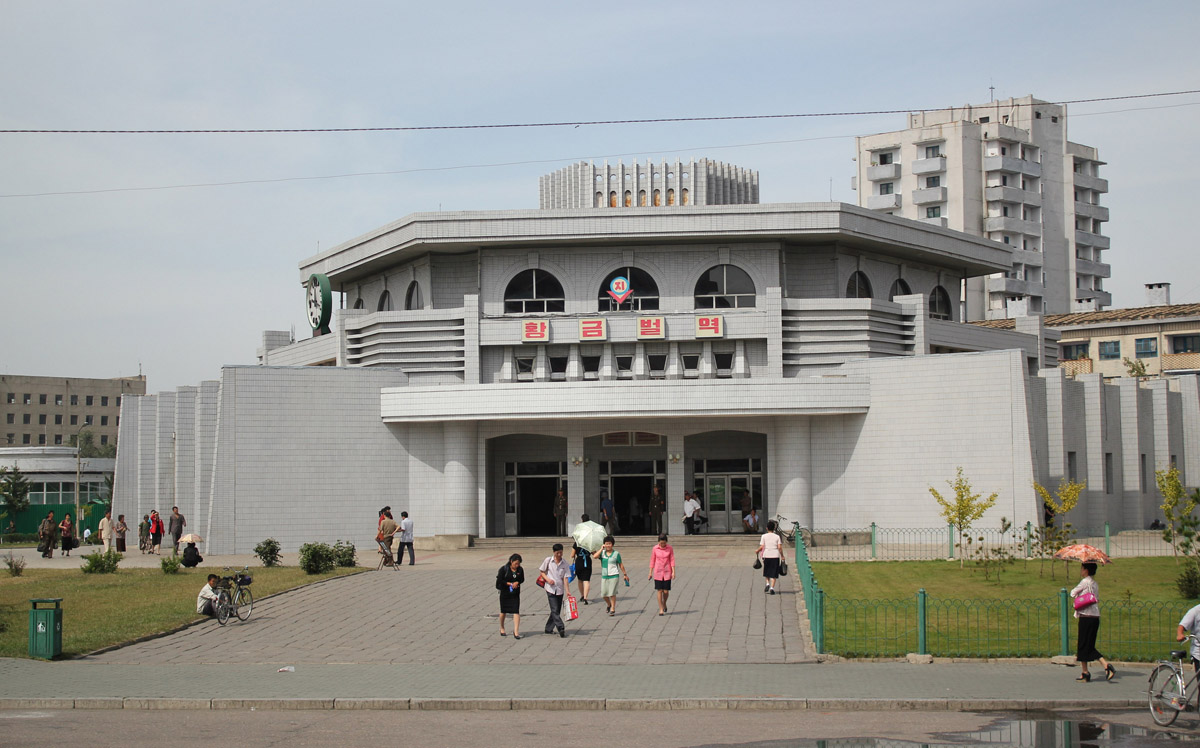 Пхеньян — линия 2 — станция Хвангымбор (Золотое поле)