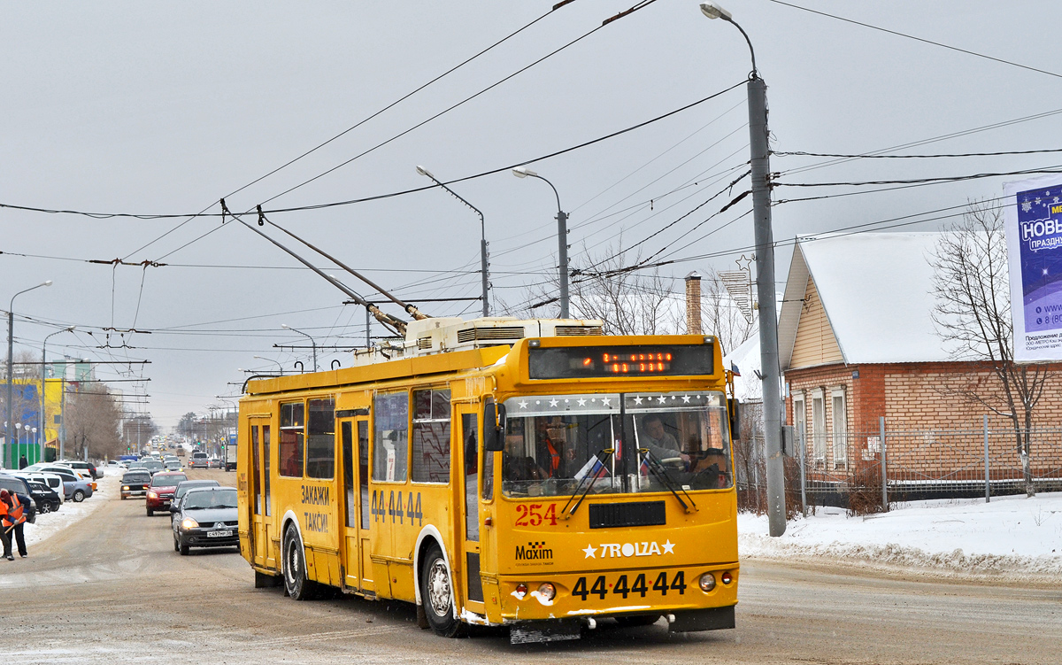 Маршруты троллейбусов оренбурга. Троллейбус Оренбург. Оренбург троллейбус 2022. Оранжевый Оренбургский троллейбус. Оренбург троллейбус 1995.