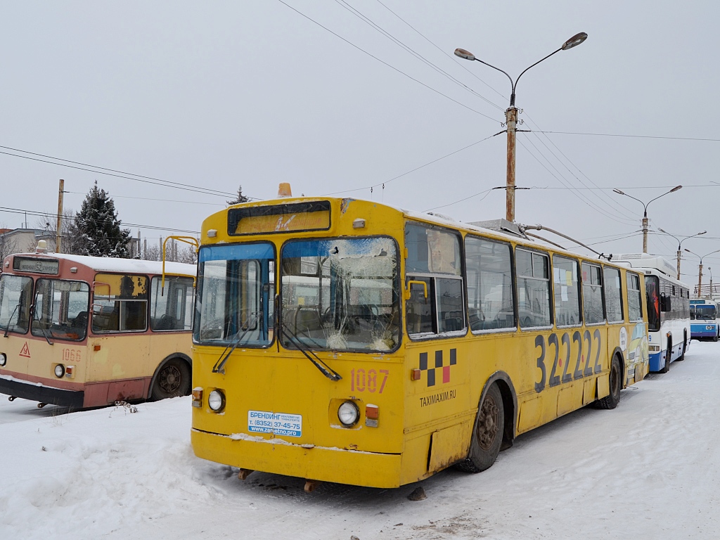 Novocheboksarsk, ZiU-682G [G00] № 1087; Novocheboksarsk — Последствия столкновения трех троллейбусов 1129-1087-1112 27.12.2014