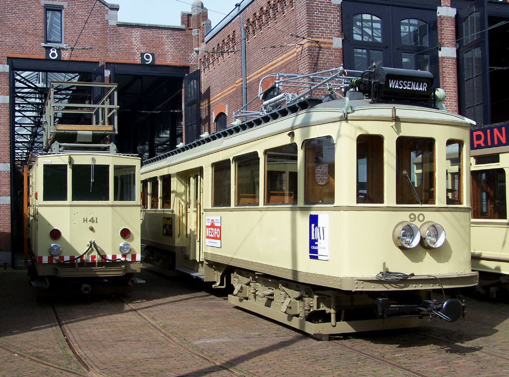 Den Haag, Beijnes 4-axle motor car Nr. 90; Den Haag, Diesel locomotive Nr. H41