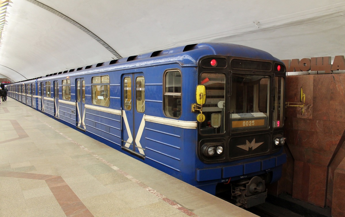 Синий метрополитен. 81-717 ММЗ. 81-717 Новосибирск. 81 717 Новосибирск метро. Новосибирский метрополитен 81-717.